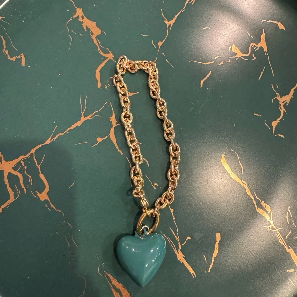 New Roxanne Assoulin Mini Puff Gold Bracelet with Forest Green Heart Charm - Picture 2 of 2